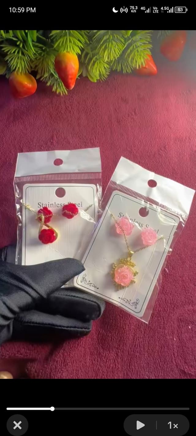 Flower pendant necklace